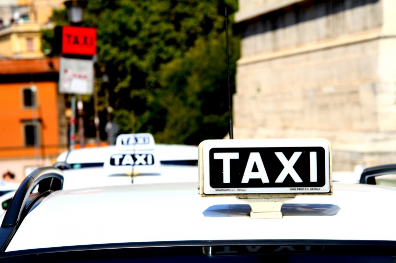 taxis-CAP D AIL-min_taxi_auto_rome_road_white-1051610